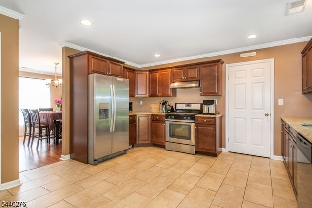 8 Spruce Dr, Green Twp., NJ 07821