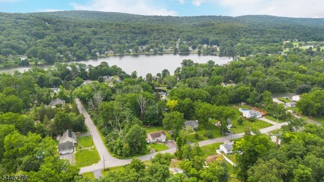 8 Spruce Dr, Green Twp., NJ 07821