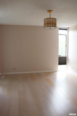 4444 N Knoxville Ave Apt 404, Peoria, IL 61614