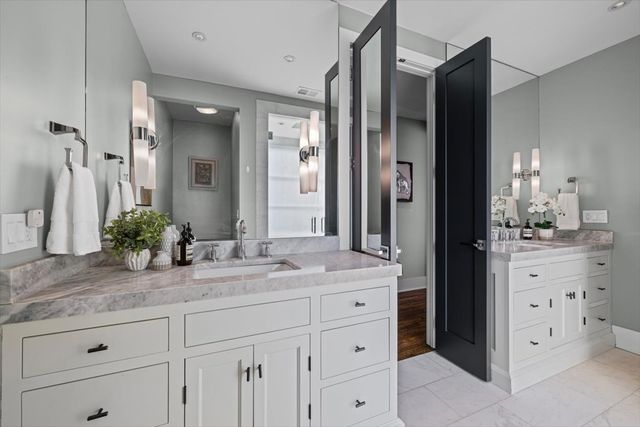 3438 N Elaine Place PH, Chicago, IL 60657