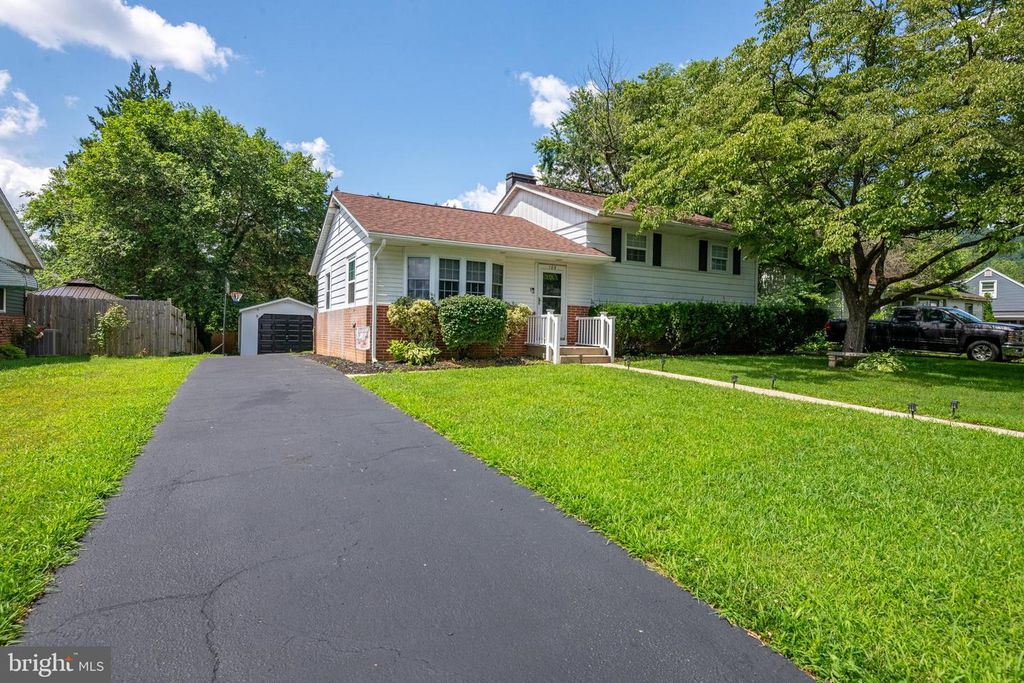 105 CENTER LN, Reading, PA 19606