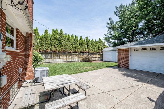 7368 Kubis Street, Westland, MI 48185