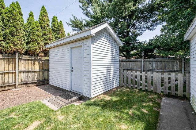 7368 Kubis Street, Westland, MI 48185