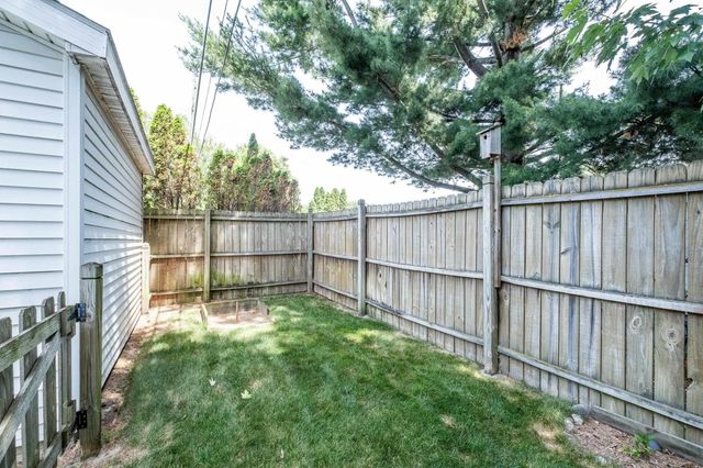 7368 Kubis Street, Westland, MI 48185