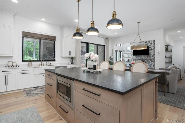 2584 Heights View Court, Rochester, MI 48306