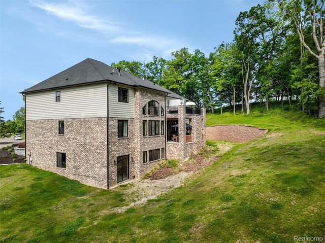 2584 Heights View Court, Rochester, MI 48306