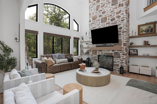 2584 Heights View Court, Rochester, MI 48306