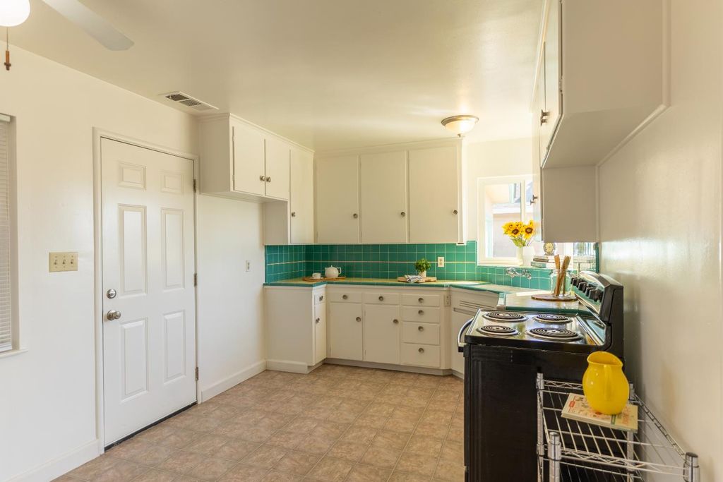 Image 10 of property listing at 3605 E Cortland Avenue, Fresno, CA 93726