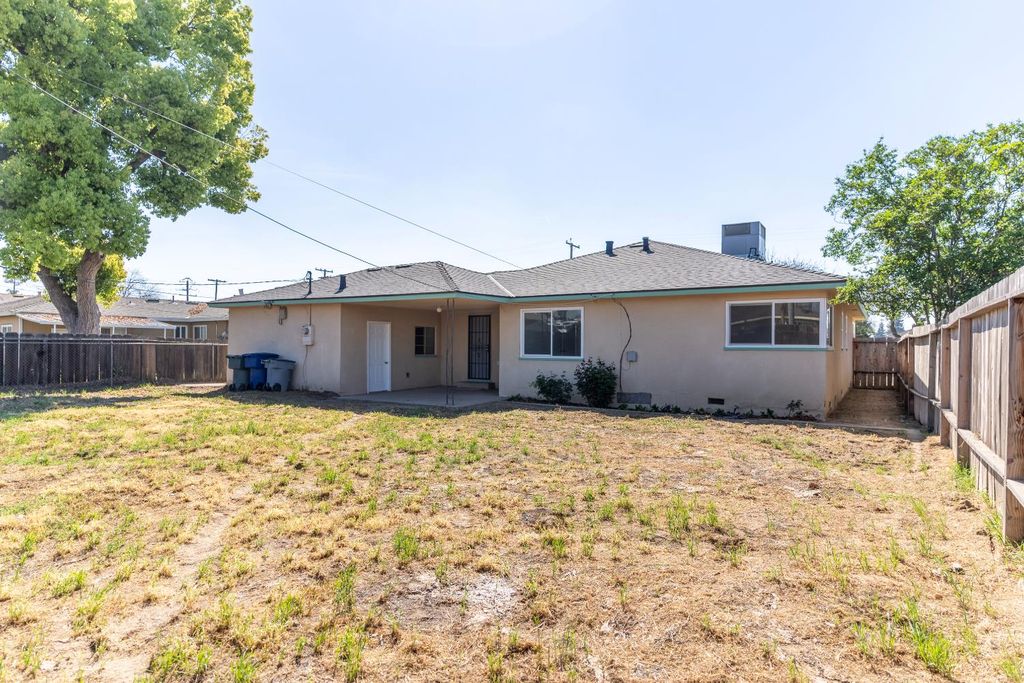 Image 23 of property listing at 3605 E Cortland Avenue, Fresno, CA 93726
