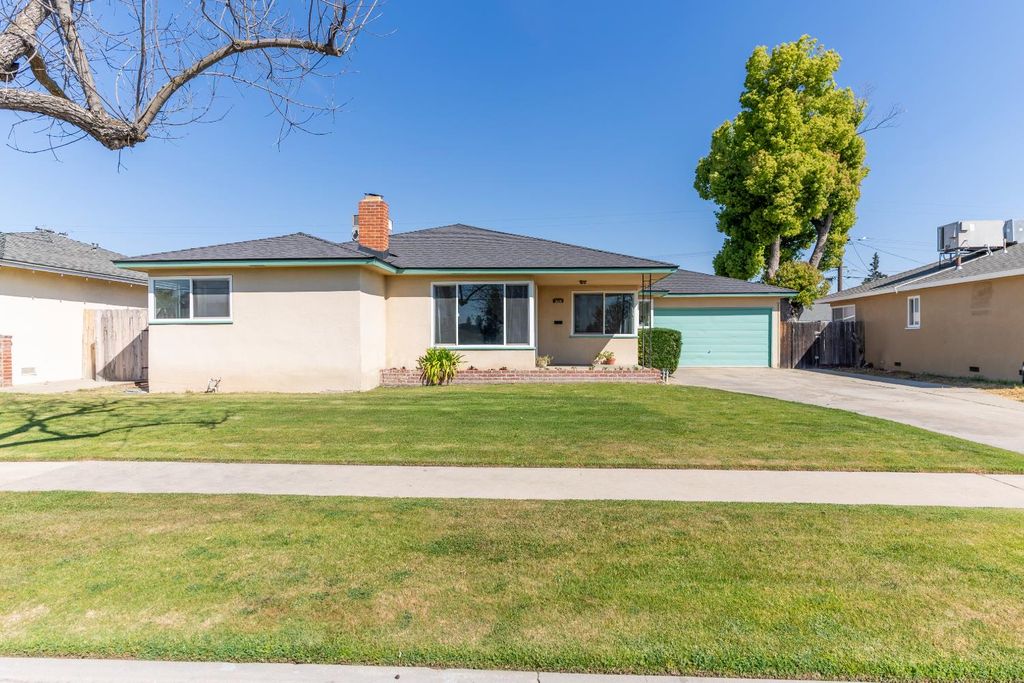 Image 3 of property listing at 3605 E Cortland Avenue, Fresno, CA 93726