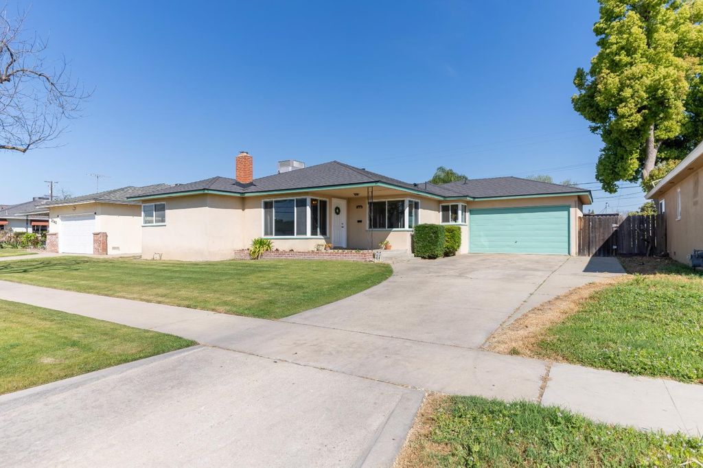 Image 4 of property listing at 3605 E Cortland Avenue, Fresno, CA 93726