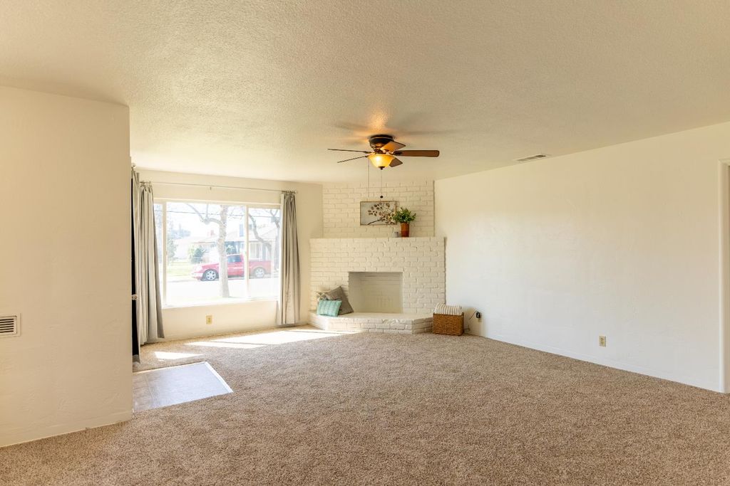 Image 7 of property listing at 3605 E Cortland Avenue, Fresno, CA 93726