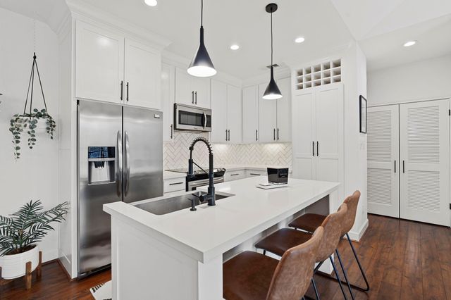 5200 Weslayan Street A201, Houston, TX 77005