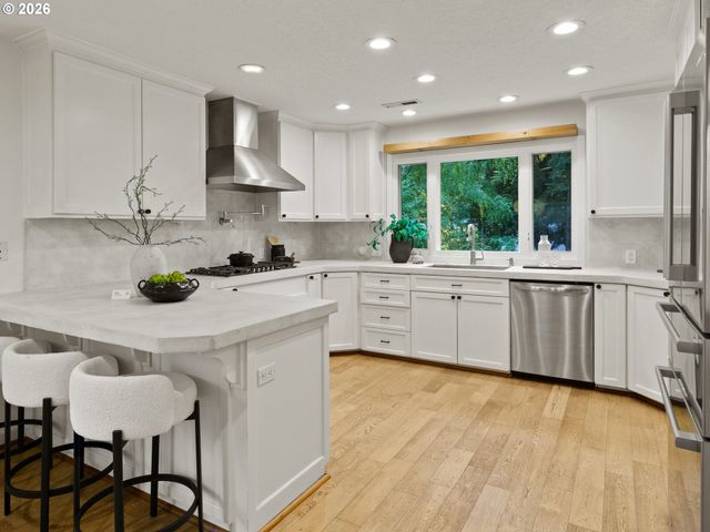 808 ELLIS Ave, Lake Oswego, OR 97034