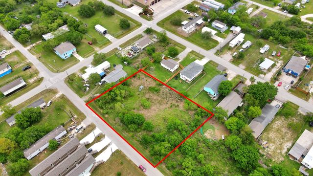 433 13th St, San Leon, TX 77539