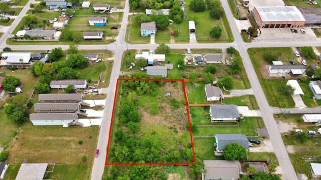 433 13th St, San Leon, TX 77539