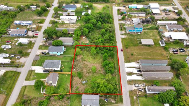 433 13th St, San Leon, TX 77539