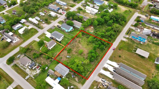 433 13th St, San Leon, TX 77539