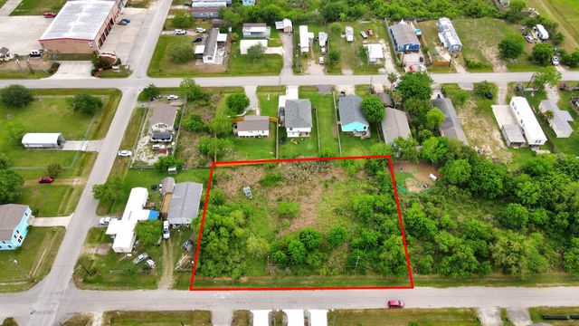 433 13th St, San Leon, TX 77539