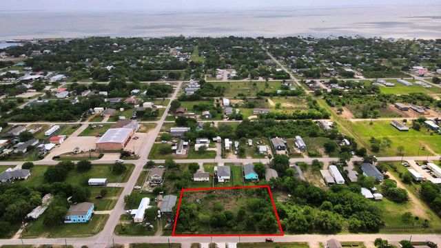433 13th St, San Leon, TX 77539