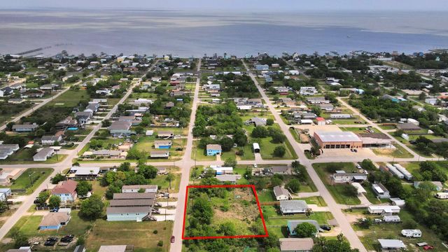 433 13th St, San Leon, TX 77539