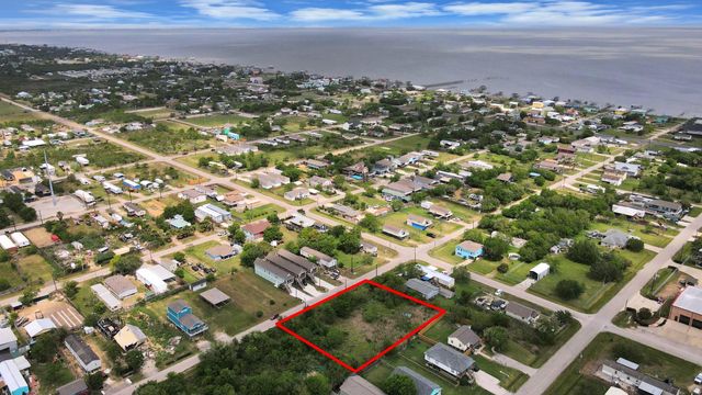 433 13th St, San Leon, TX 77539