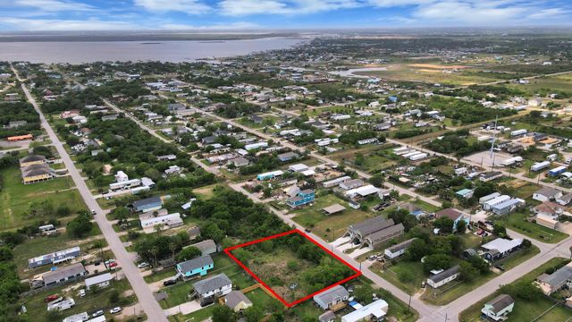 433 13th St, San Leon, TX 77539