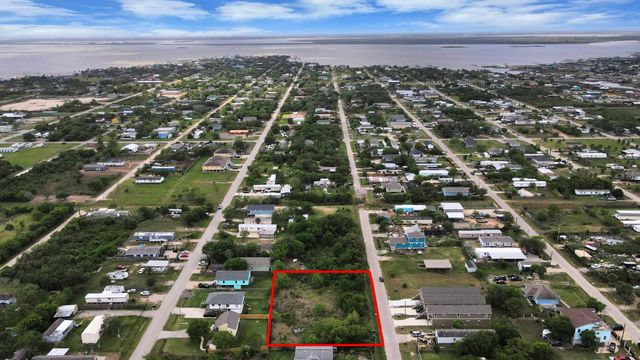 433 13th St, San Leon, TX 77539