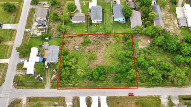 433 13th St, San Leon, TX 77539