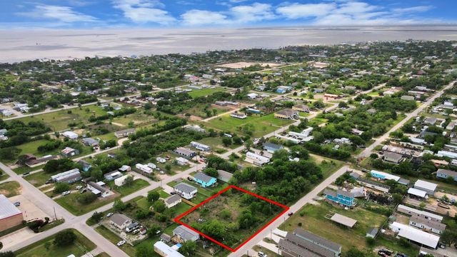 433 13th St, San Leon, TX 77539