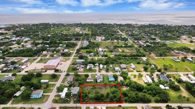 433 13th St, San Leon, TX 77539