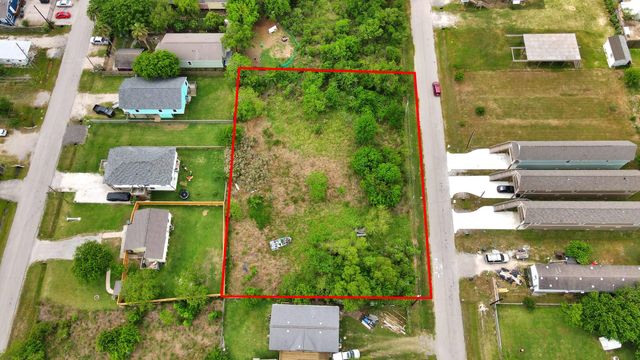 433 13th St, San Leon, TX 77539