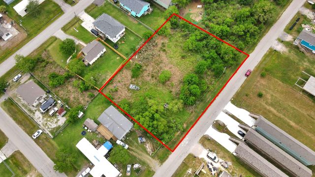 433 13th St, San Leon, TX 77539