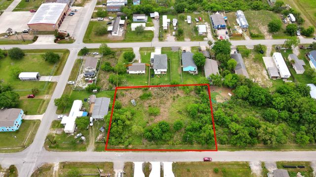 433 13th St, San Leon, TX 77539