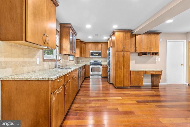 8 HAWKINS LN, Willingboro, NJ 08046