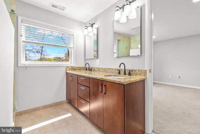 8 HAWKINS LN, Willingboro, NJ 08046