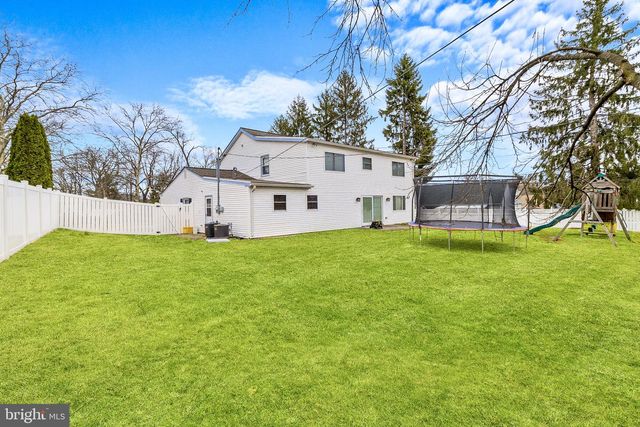 8 HAWKINS LN, Willingboro, NJ 08046