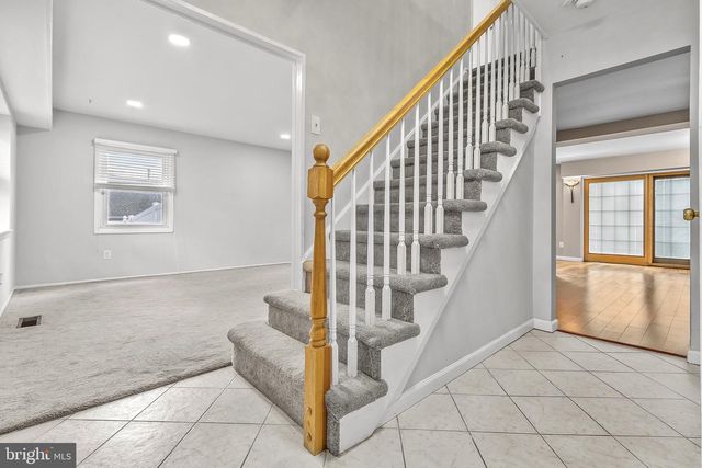 8 HAWKINS LN, Willingboro, NJ 08046