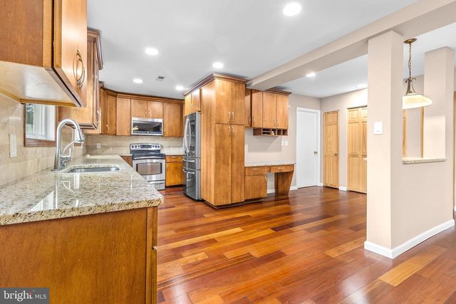 8 HAWKINS LN, Willingboro, NJ 08046