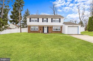 8 HAWKINS LN, Willingboro, NJ 08046