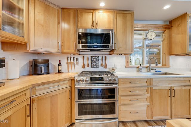 383 Whispering Pines Lane, Grants Pass, OR 97527