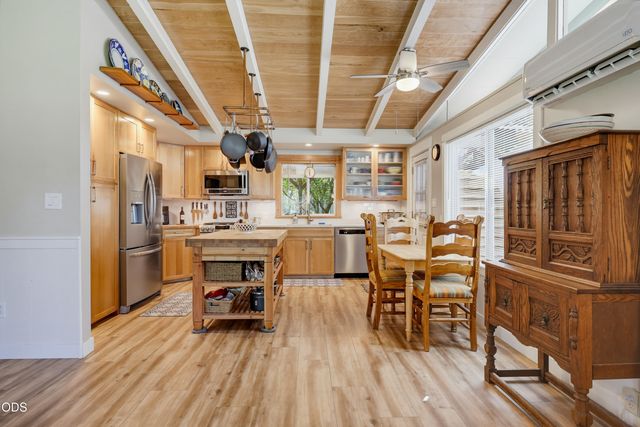 383 Whispering Pines Lane, Grants Pass, OR 97527