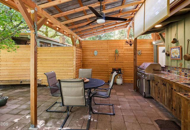 383 Whispering Pines Lane, Grants Pass, OR 97527