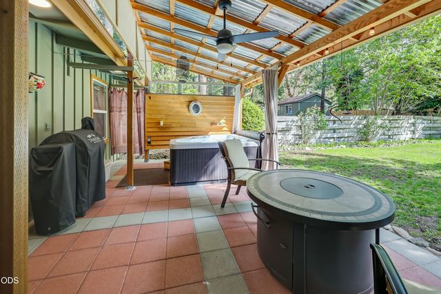 383 Whispering Pines Lane, Grants Pass, OR 97527