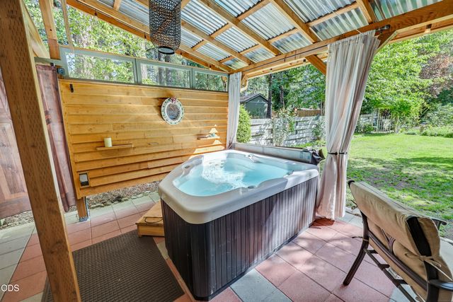 383 Whispering Pines Lane, Grants Pass, OR 97527