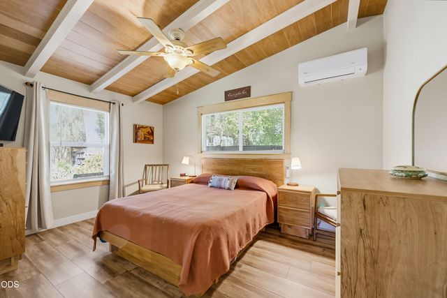 383 Whispering Pines Lane, Grants Pass, OR 97527