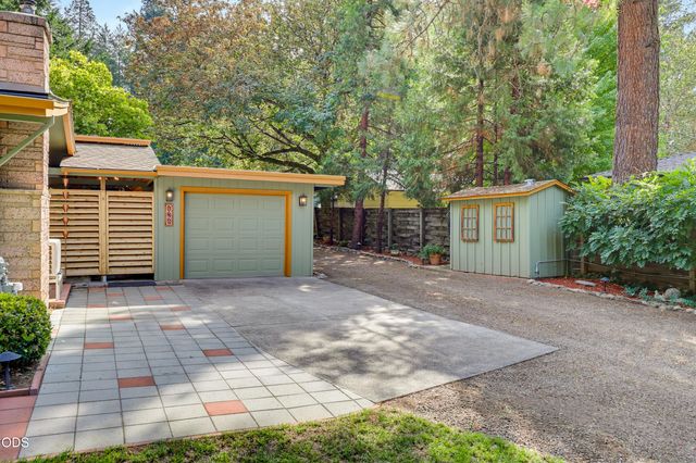 383 Whispering Pines Lane, Grants Pass, OR 97527