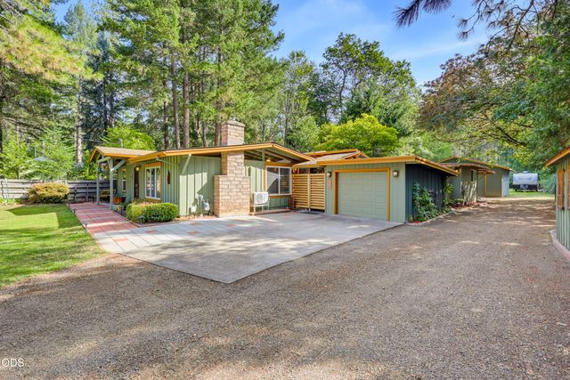 383 Whispering Pines Lane, Grants Pass, OR 97527