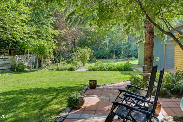 383 Whispering Pines Lane, Grants Pass, OR 97527