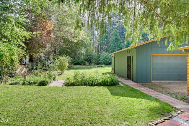 383 Whispering Pines Lane, Grants Pass, OR 97527